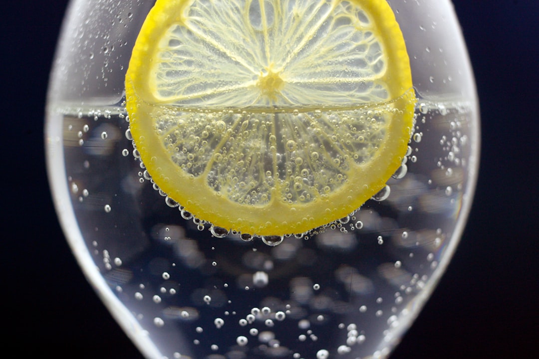 Photo water with lemon